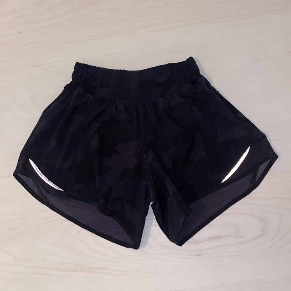 Lululemon Hotty Hot Low-Rise Lined Short 4”. Heritage 365 Camo Deep Coal Multi.